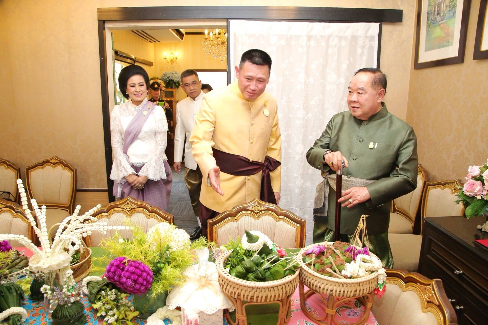 ๐๕๐ เมื่อวันที่ ๑๔ กุมภาพันธ์ ๒๕๖๑ พลเอกประยุทธ์ จันทร์โอชา นายกรัฐมนตรีพร้อมด้วยภริยา และคณะรัฐมนตรี เยี่ยมชมร้านค้าของสมาคมภริยาฯ ภายในงาน"อุ่นไอรัก-คลายความหนาว" โดยมี พลเอกเทพพงศ์ ทิพยจันทร์ ปลัดกระทรวงกลาโหม และคุณนริศรา ทิพยจันทร์ นายกสมาคมภริยาฯ พร้อมด้วยคณะกรรมการสมาคมฯ ให้การต้อนรับ