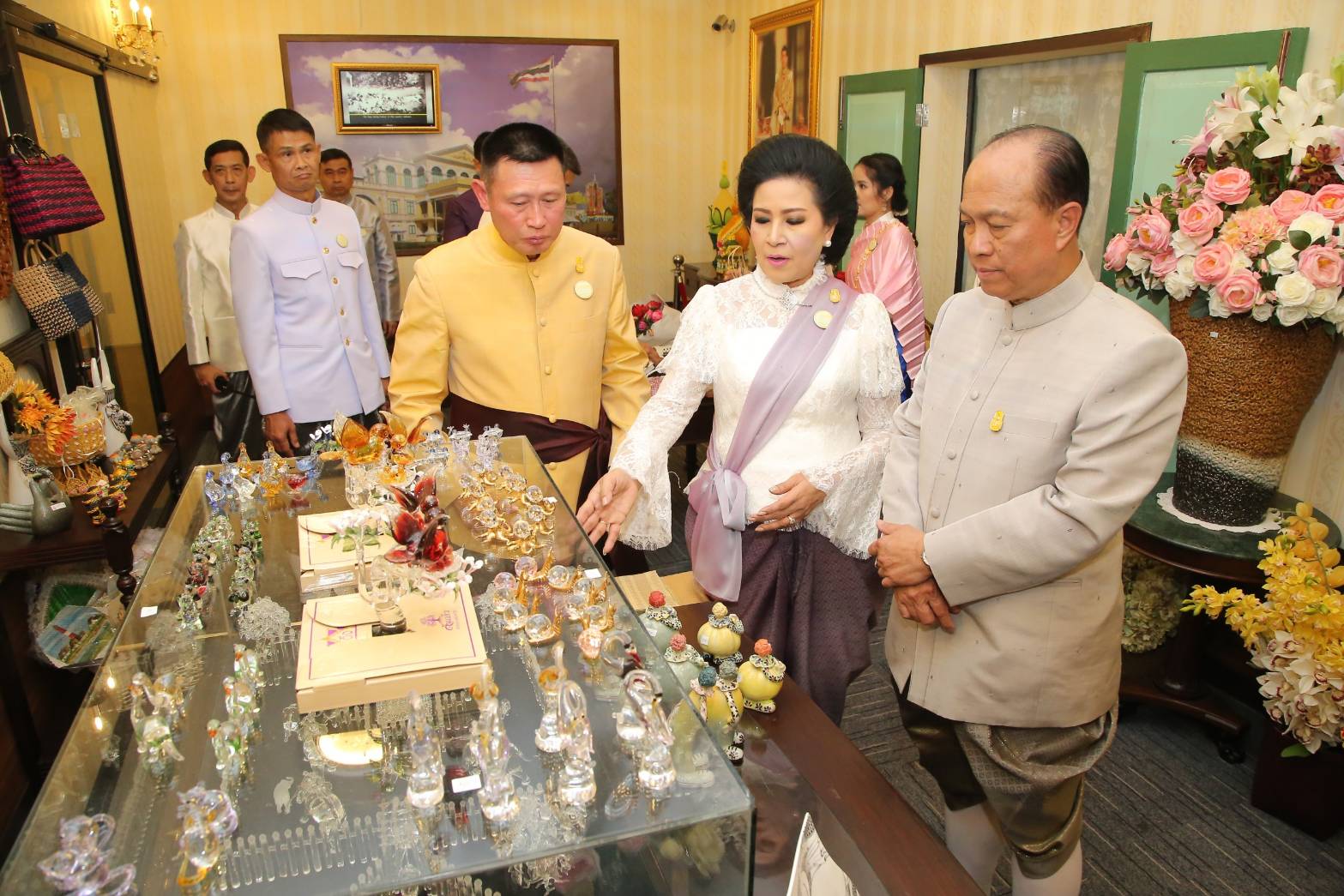 ๐๕๐ เมื่อวันที่ ๑๔ กุมภาพันธ์ ๒๕๖๑ พลเอกประยุทธ์ จันทร์โอชา นายกรัฐมนตรีพร้อมด้วยภริยา และคณะรัฐมนตรี เยี่ยมชมร้านค้าของสมาคมภริยาฯ ภายในงาน"อุ่นไอรัก-คลายความหนาว" โดยมี พลเอกเทพพงศ์ ทิพยจันทร์ ปลัดกระทรวงกลาโหม และคุณนริศรา ทิพยจันทร์ นายกสมาคมภริยาฯ พร้อมด้วยคณะกรรมการสมาคมฯ ให้การต้อนรับ