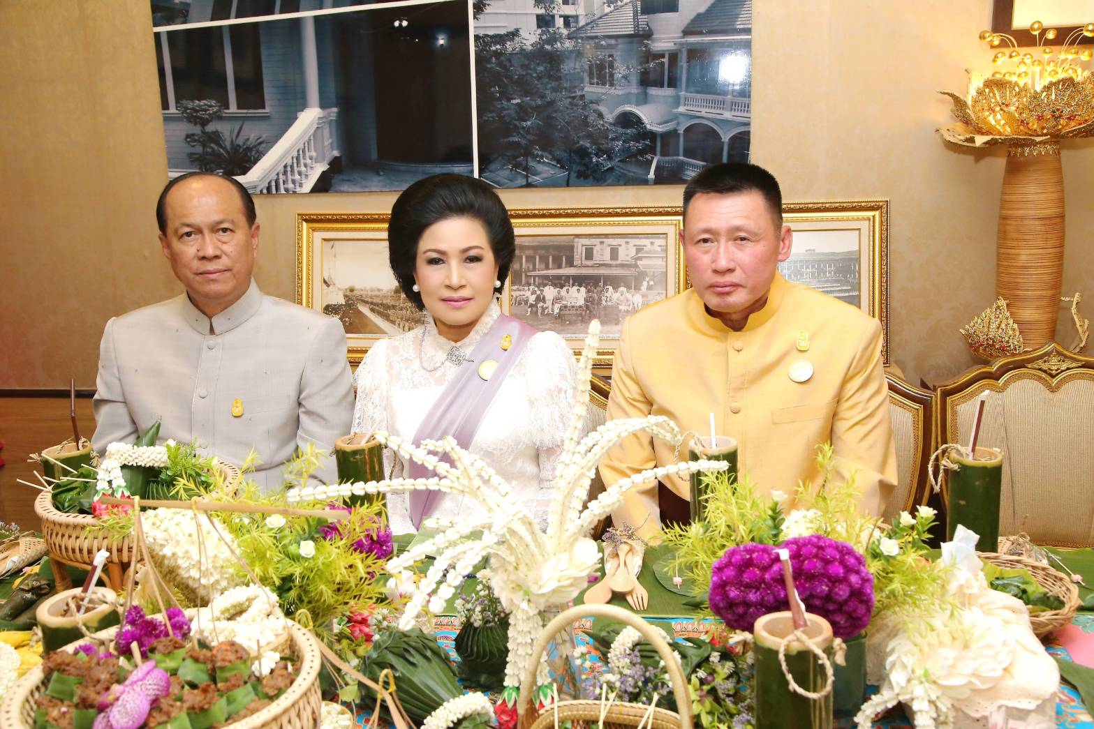 ๐๕๐ เมื่อวันที่ ๑๔ กุมภาพันธ์ ๒๕๖๑ พลเอกประยุทธ์ จันทร์โอชา นายกรัฐมนตรีพร้อมด้วยภริยา และคณะรัฐมนตรี เยี่ยมชมร้านค้าของสมาคมภริยาฯ ภายในงาน"อุ่นไอรัก-คลายความหนาว" โดยมี พลเอกเทพพงศ์ ทิพยจันทร์ ปลัดกระทรวงกลาโหม และคุณนริศรา ทิพยจันทร์ นายกสมาคมภริยาฯ พร้อมด้วยคณะกรรมการสมาคมฯ ให้การต้อนรับ