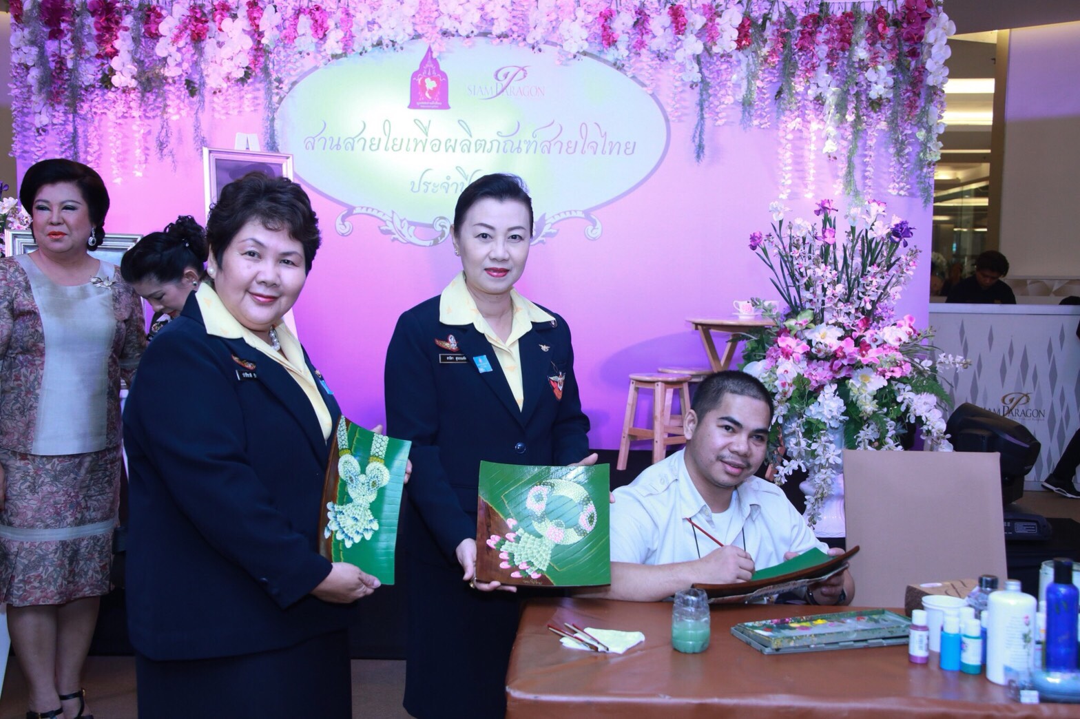 ๐๑๓ เมื่อวันที่ ๒๑ พฤศจิกายน ๒๕๖๐ คุณสาธิตา สุวรรณทัต เป็นผู้แทนนายกสมาคมภริยาฯ พร้อมด้วยกรรมการสมาคมฯ ร่วมเข้าเฝ้ารับเสด็จ พระเจ้าวรวงศ์เธอพระองค์เจ้าโสมสวลี พระวรราชาทินัดดามาตุ เสด็จเป็นองค์ประธาน ในพิธีเปิดงาน "สานสายใยเพื่อผลิตภัณฑ์ สายใจไทย ๒๕๖๐" ณ Lifestyle Hall ชั้น ๒ ศูนย์การค้าสยามพารากอน