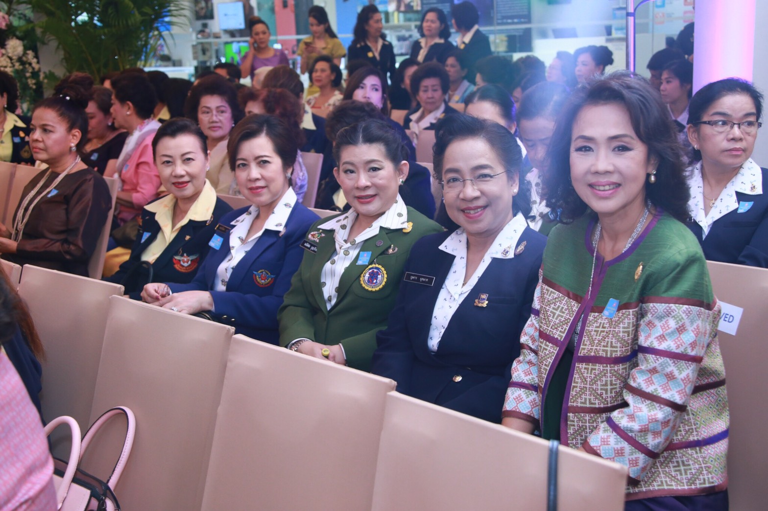 ๐๑๓ เมื่อวันที่ ๒๑ พฤศจิกายน ๒๕๖๐ คุณสาธิตา สุวรรณทัต เป็นผู้แทนนายกสมาคมภริยาฯ พร้อมด้วยกรรมการสมาคมฯ ร่วมเข้าเฝ้ารับเสด็จ พระเจ้าวรวงศ์เธอพระองค์เจ้าโสมสวลี พระวรราชาทินัดดามาตุ เสด็จเป็นองค์ประธาน ในพิธีเปิดงาน "สานสายใยเพื่อผลิตภัณฑ์ สายใจไทย ๒๕๖๐" ณ Lifestyle Hall ชั้น ๒ ศูนย์การค้าสยามพารากอน