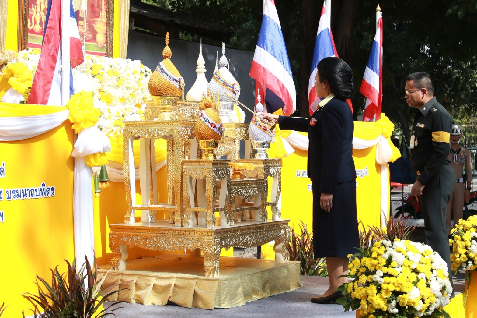 ๐๑๗ เมื่อวันที่ ๑ ธันวาคม ๒๕๖๐ สมาคมแม่บ้านทหาร-ตำรวจ ร่วมกับโรงพยาบาลพระมงกุฏเกล้า จัดกิจกรรมเพื่อถวายเป็นพระราชกุศล พระบาทสมเด็จพระปรมินทรมหาภูมิพลอดุลยเดช บรมนาถบพิตร ณ แหล่งชุมนุมนายทหารสัญญาบัตร โรงพยาบาลพระมงกุฏเกล้า