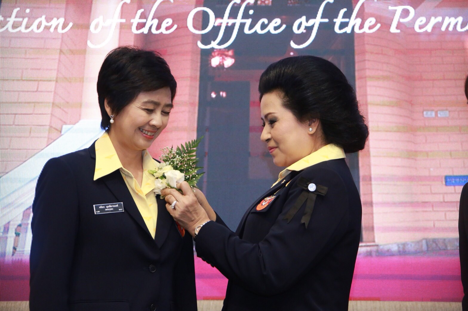 ๐๐๗ เมื่อวันที่ ๑๗ ตุลาคม ๒๕๖๐ นายกสมาคมภริยาฯ เป็นประธานการประชุมใหญ่สามัญประจำปี ๒๕๖๑ ณ ห้องประชุม ชั้น ๖ อาคารสำนักงานปลัดกระทรวงกลาโหม (พื้นที่ศรีสมาน)
