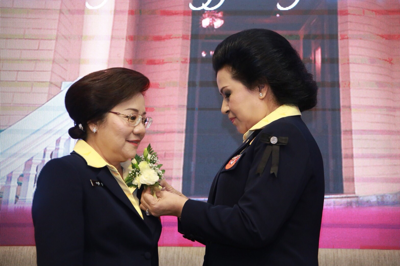 ๐๐๗ เมื่อวันที่ ๑๗ ตุลาคม ๒๕๖๐ นายกสมาคมภริยาฯ เป็นประธานการประชุมใหญ่สามัญประจำปี ๒๕๖๑ ณ ห้องประชุม ชั้น ๖ อาคารสำนักงานปลัดกระทรวงกลาโหม (พื้นที่ศรีสมาน)
