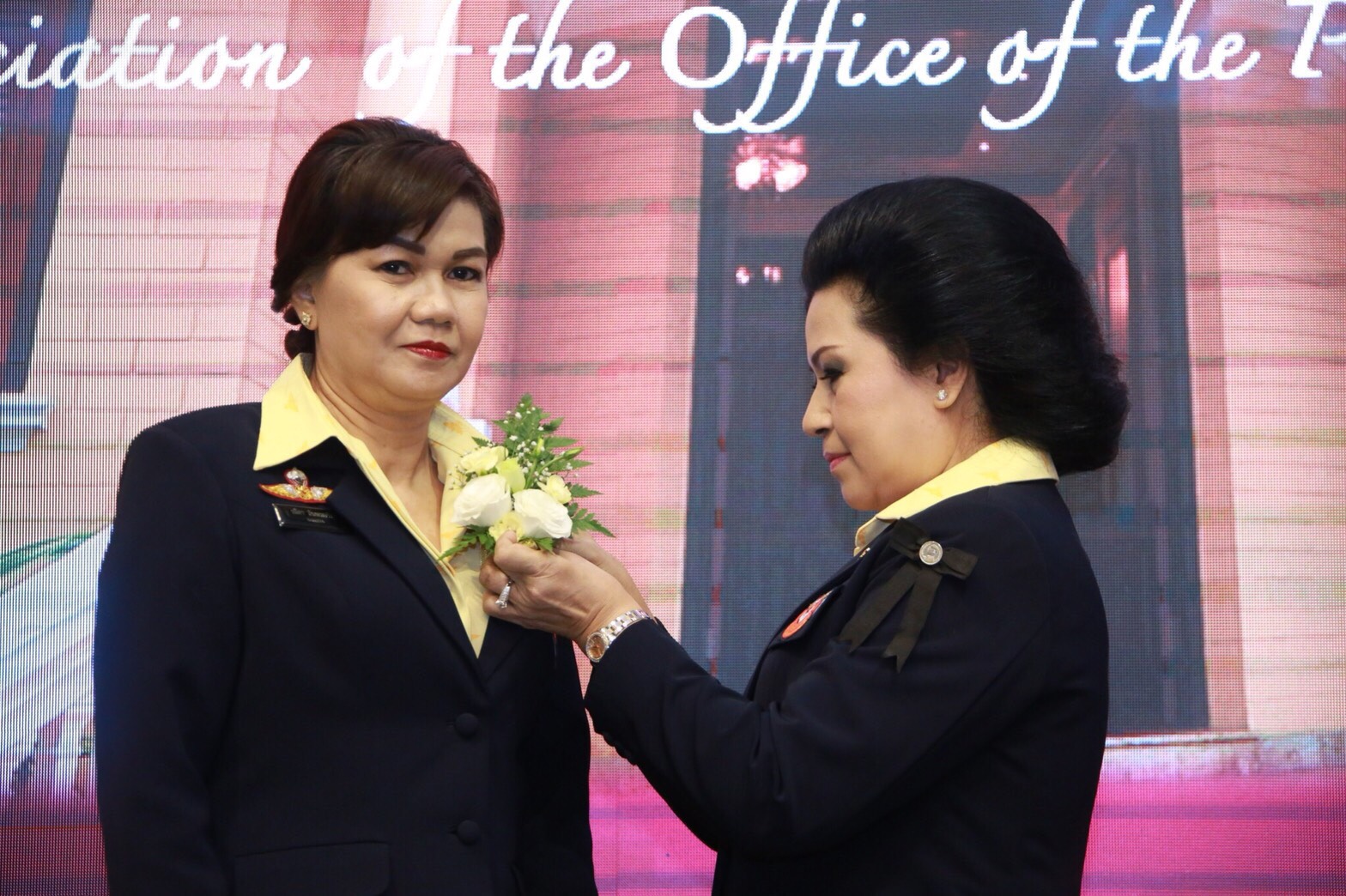 ๐๐๗ เมื่อวันที่ ๑๗ ตุลาคม ๒๕๖๐ นายกสมาคมภริยาฯ เป็นประธานการประชุมใหญ่สามัญประจำปี ๒๕๖๑ ณ ห้องประชุม ชั้น ๖ อาคารสำนักงานปลัดกระทรวงกลาโหม (พื้นที่ศรีสมาน)
