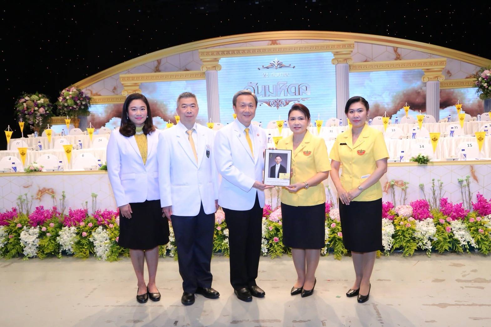 ๑๐๕ เมื่อวันที่ ๑๕ กันยายน ๒๕๖๑ คุณสุวภาคย์ ทัศนา เป็นผู้แทนนายกสมาคมภริยาฯ พร้อมด้วยคุณศิริรัตน์ อิทโต กรรมการสมาคมฯ มอบเงินสนับสนุนเนื่องใน " วันมหิดล " ณ สถานีวิทยุโทรทัศน์กองทัพบก