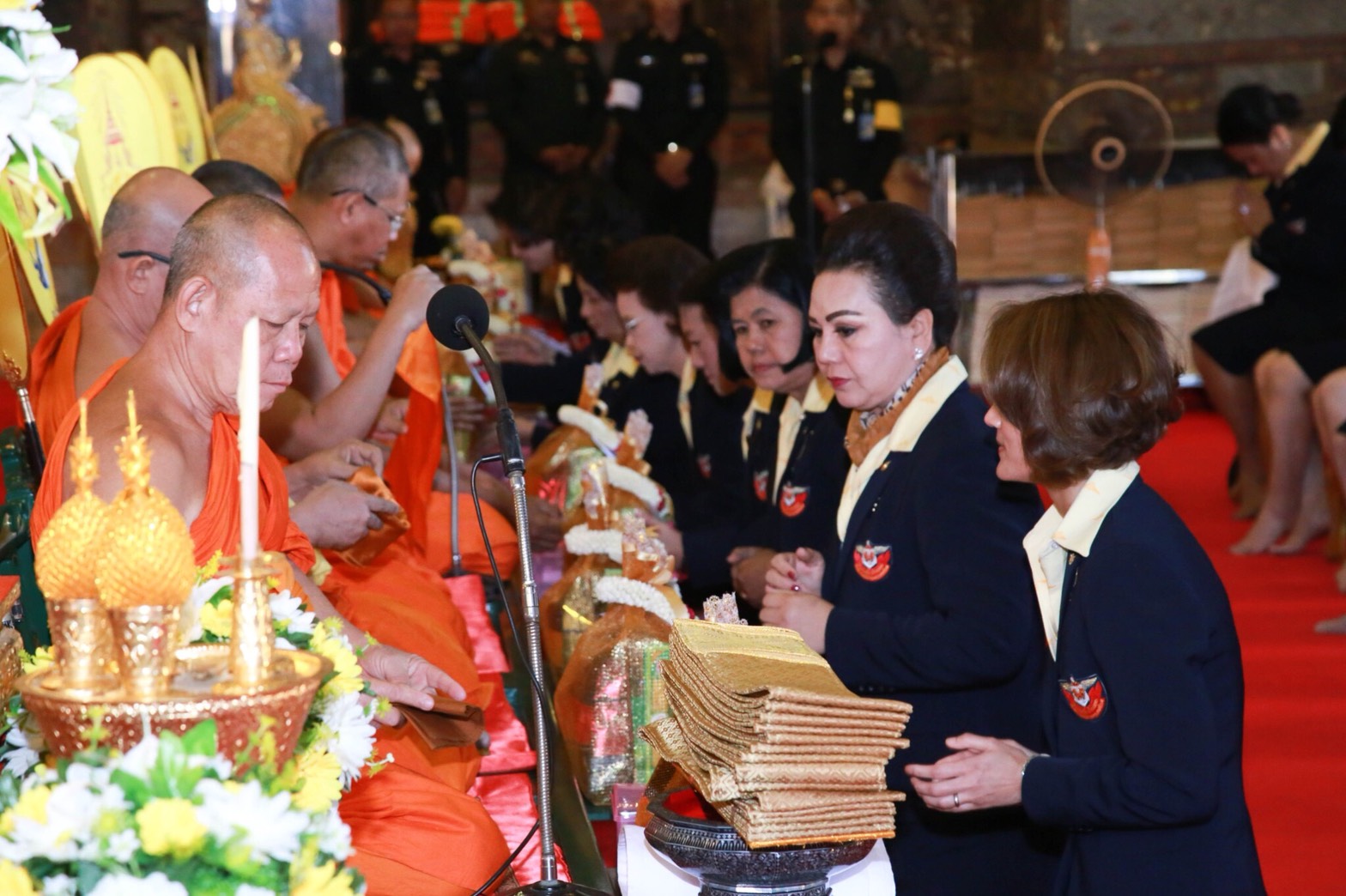 ๐๒๔ เมื่อวันที่ ๑๙ ธันวาคม ๒๕๖๐ นายกสมาคมภริยาฯ เป็นประธานในพิธีสงฆ์โครงการบริบาลพระภิกษุสงฆ์ในวัด ใกล้กระทรวงกลาโหมและ สป. (ศรีสมาน) เพื่อถวายเป็นพระราชกุศลแด่ พระบาทสมเด็จพระปรมินทรมหาภูมิพลอดุลยเดช บรมนาถบพิตร ณ ศาลาเศรษฐีทอง วัดสุทัศนเทพวรารามราชวรมหาวิหาร กทม.
