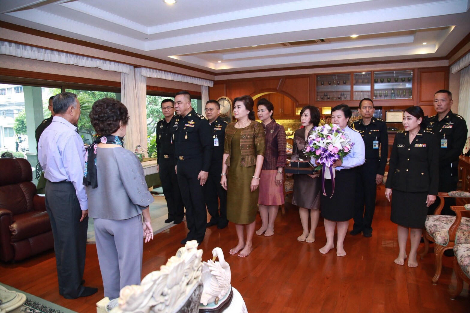 ๐๒๖ เมื่อวันที่ ๒๖ ธันวาคม ๒๕๖๐ คุณรมิดา อินทรเจริญ อุปนายกสมาคมภริยาฯ พร้อมด้วยคณะกรรมการสมาคมฯ ร่วมคณะ พล.อ.ณัฐ อินทรเจริญ รองปลัดกระทรวงกลาโหม เข้าอำนวยพรและขอรับพรเนื่องในโอกาสวันขึ้นปีใหม่ จากพล.อ.ธีรเดช มีเพียร และคุณหญิงกรกช มีเพียร ณ บ้านพักเขตบางกะปิ กรุงเทพฯ