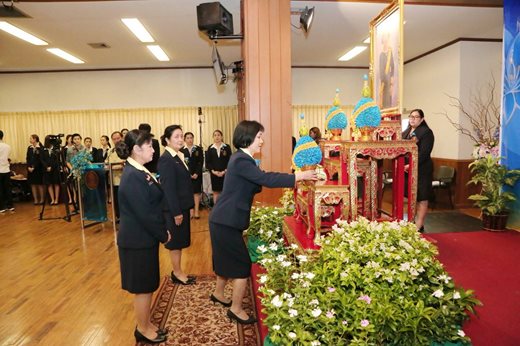 ๐๖๔ เมื่อวันที่ ๔ พฤษภาคม ๒๕๖๑ คุณกรรณิกา ทุนทุสวัสดิ์ เป็นผู้แทนนายกสมาคมภริยาฯ พร้อมด้วย คณะกรรมการสมาคมฯ ร่วมวางพานพุ่ม ดอกแก้วกัลยาถวายสักการะหน้าพระฉายาลักษณ์ สมเด็จพระพี่นางเธอ เจ้าฟ้ากัลยาณิวัฒนา กรมหลวงนราธิวาสราชนครินทร์ ณ ห้องประชุม ชั้น ๓ ตึกนวมหาราช สภาสังคมสงเคราะห์