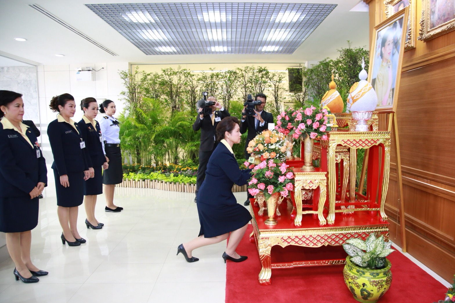 ๐๒๑ เมื่อวันที่ ๗ ธันวาคม ๒๕๖๐ คุณสุวภาคย์ ทัศนา เป็นผู้แทนนายกสมาคมภริยาฯ พร้อมด้วยคณะกรรมการฯ ร่วมลงนามถวายพระพรและถวายแจกันดอกไม้ เนื่องในโอกาสวันคล้ายวันประสูติ พระเจ้าหลานเธอพระองค์เจ้าพัชรกิติยาภา ณ วังศุโขทัย