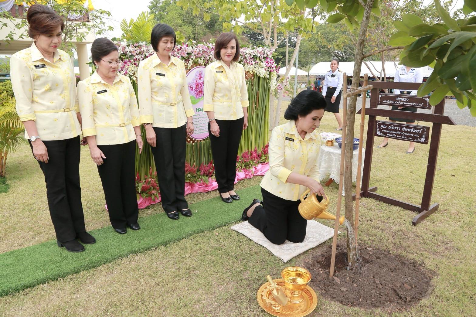 ๐๕๘ เมื่อวันที่ ๒๘ มีนาคม ๒๕๖๑ นายกสมาคมภริยาฯ พร้อมด้วยคณะกรรมการฯ เดินทางไปตรวจเยี่ยมโครงการต่างๆ ตามนโยบาย เพื่อช่วยเหลือ ดูแล ครอบครัวกำลังพล ของสำนักงานปลัดกระทรวงกลาโหม ในพื้นที่ของหน่วย รวท.อท.ศอพท. จ.นครสวรรค์