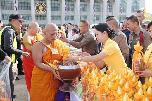 ๐๖๙ เมื่อวันอังคารที่ ๒๙ พฤษภาคม ๒๕๖๑ ทพ.หญิง ปาริสุทธิ์ หาญพูนวิทยา เป็นผู้แทนนายกสมาคมภริยาฯ พร้อมด้วยคณะกรรมการสมาคมฯ ร่วมกิจกรรมทำบุญตักบาตร เนื่องในเทศกาลวิสาขบูชา