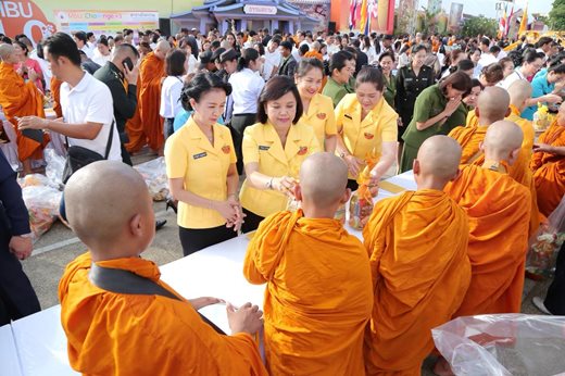 ๐๖๙ เมื่อวันอังคารที่ ๒๙ พฤษภาคม ๒๕๖๑ ทพ.หญิง ปาริสุทธิ์ หาญพูนวิทยา เป็นผู้แทนนายกสมาคมภริยาฯ พร้อมด้วยคณะกรรมการสมาคมฯ ร่วมกิจกรรมทำบุญตักบาตร เนื่องในเทศกาลวิสาขบูชา