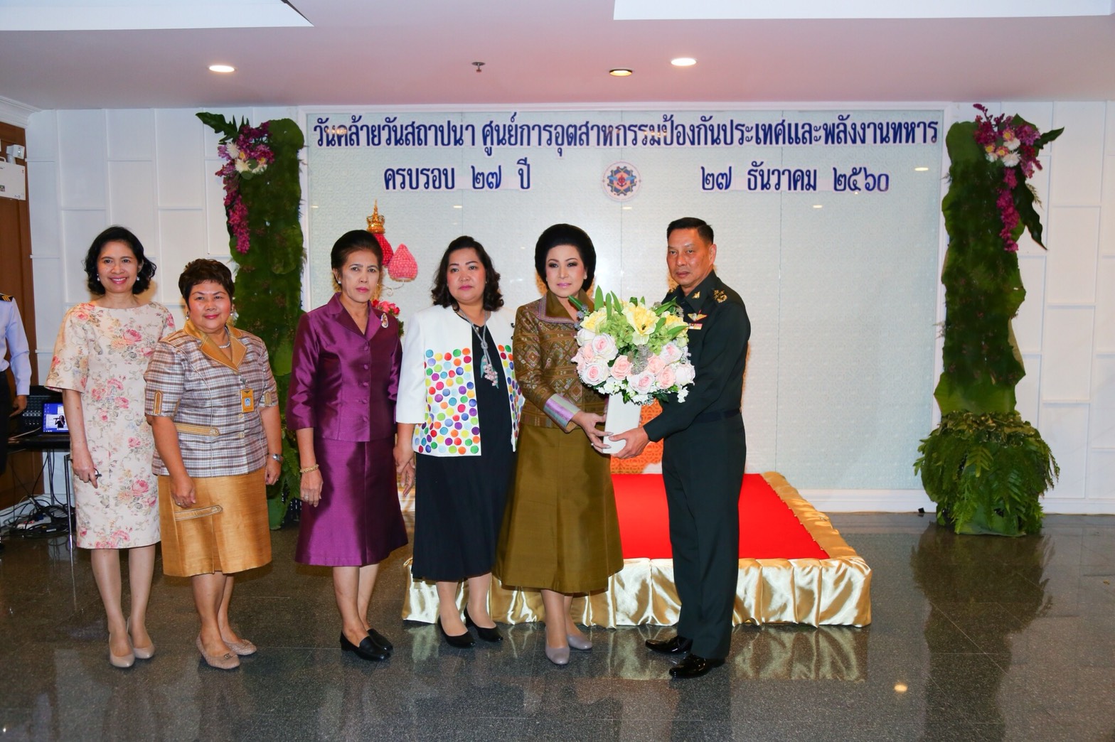 ๐๒๘ เมื่อวันที่ ๒๗ ธันวาคม ๒๕๖๐ นายกสมาคมภริยาฯ พร้อมด้วยคณะกรรมการฯ ร่วมงานวันคล้ายวันสถาปน...
