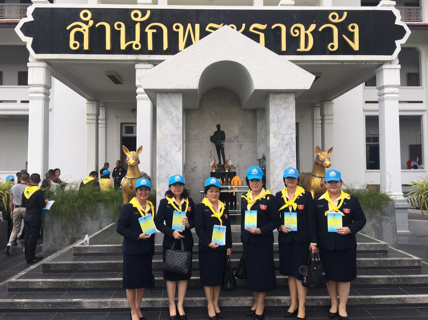 ๐๑๙ เมื่อวันที่ ๔ ธันวาคม ๒๕๖๐ นายกสมาคมภริยาฯ นำคณะกรรมการสมาคมฯ สมัครโครงการจิตอาสา เราทำความดี ด้วยหัวใจ ณ อาคารรับรองสำนักพระราชวัง สนามเสือป่า