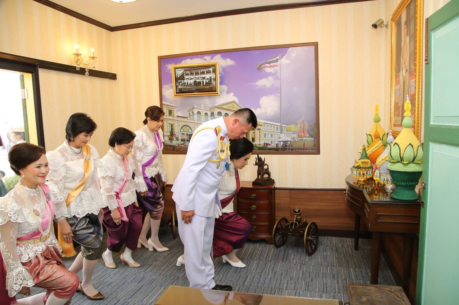 ๐๔๘ เมื่อวันที่ ๘ กุมภาพันธ์ ๒๕๖๑ นายกสมาคมภริยาฯ พร้อมด้วยคณะกรรมการฯ ร่วมพิธีเปิดงาน "อุ่นไอรัก คลายความหนาว" ณ พระลานพระราชวังดุสิต ซึ่งสมาคมฯ ได้ร่วมออกร้านจำหน่ายสินค้าภายในบริเวณสนามเสือป่า