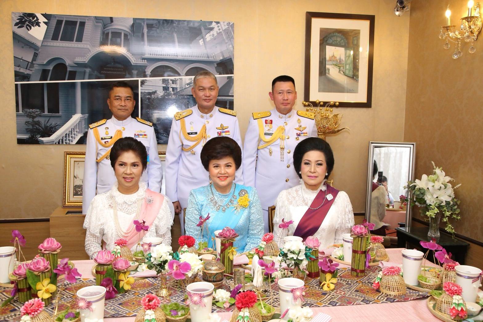 ๐๔๘ เมื่อวันที่ ๘ กุมภาพันธ์ ๒๕๖๑ นายกสมาคมภริยาฯ พร้อมด้วยคณะกรรมการฯ ร่วมพิธีเปิดงาน "อุ่นไอรัก คลายความหนาว" ณ พระลานพระราชวังดุสิต ซึ่งสมาคมฯ ได้ร่วมออกร้านจำหน่ายสินค้าภายในบริเวณสนามเสือป่า