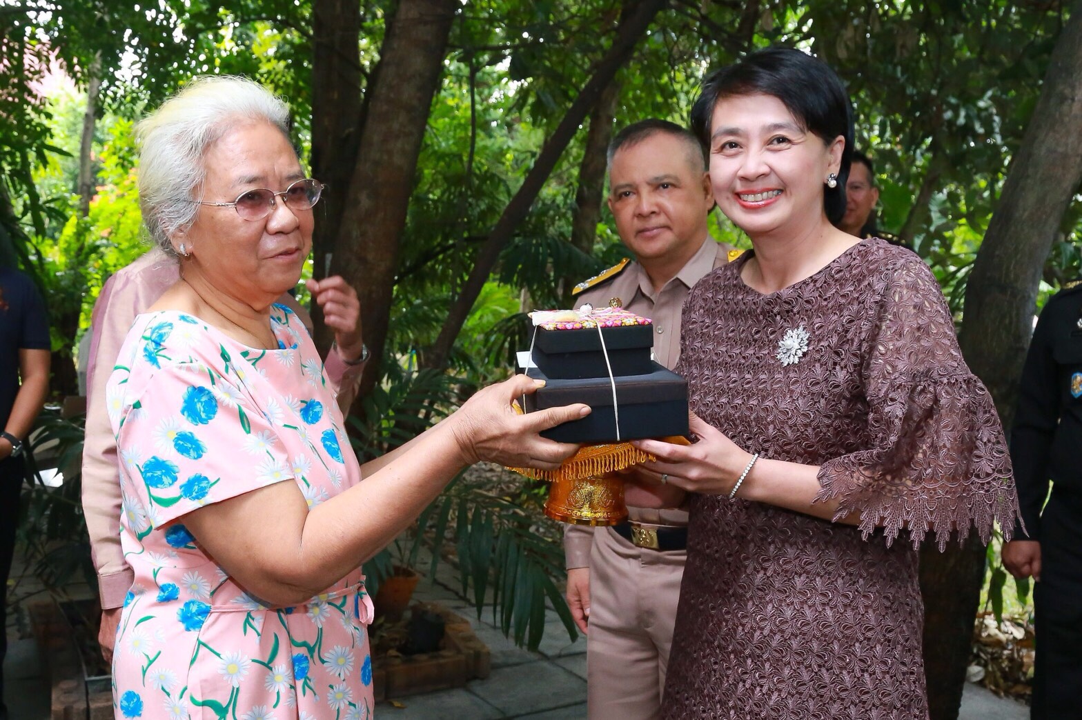๐๒๕ เมื่อวันที่ ๒๖ ธันวาคม ๒๕๖๐ น.ท.หญิง ศศิธร ลุมพิกานนท์ ร.น.อุปนายกสมาคมภริยาฯ พร้อมด้วยคณะกรรมการสมาคมฯ ร่วมคณะ พล.ร.อ.จุมพล ลุมพิกานนท์ ร.น.รองปลัดกระทรวงกลาโหม เข้าอำนวยพรและขอรับพรเนื่องในโอกาสวันขึ้นปีใหม่ จากพล.อ.ธวัช เกษร์อังกูร และคุณหญิงพวงทอง เกษร์อังกูร ณ บ้านพักเขตบางคอแหลม กรุงเทพฯ