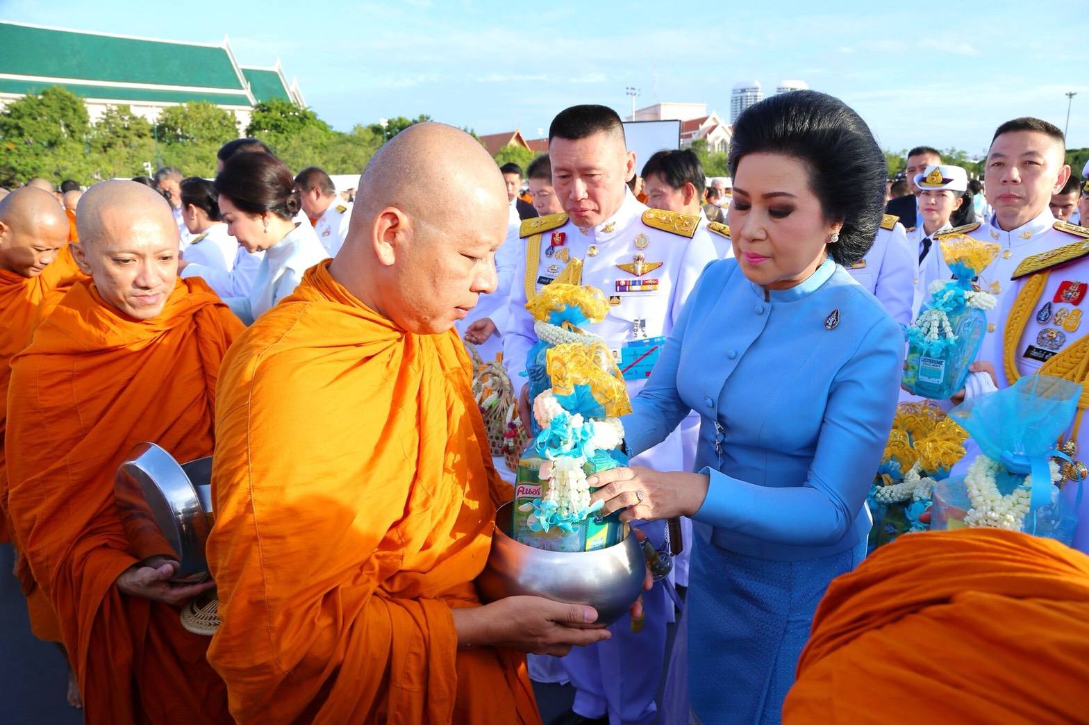 ๐๙๓ เมื่อวันที่ ๑๒ สิงหาคม ๒๕๖๑ นายกสมาคมภริยาฯ ร่วมพิธีทำบุญตักบาตร ถวายเป็นพระราชกุศลแด่ สมเด็จพระนางเจ้าสิริกิติ์ พระบรมราชินีนาถ ในรัชกาลที่ ๙ เนื่องในโอกาสวันเฉลิมพระชนมพรรษา ๘๖ พรรษา ณ พระลานพระราชวังดุสิต
