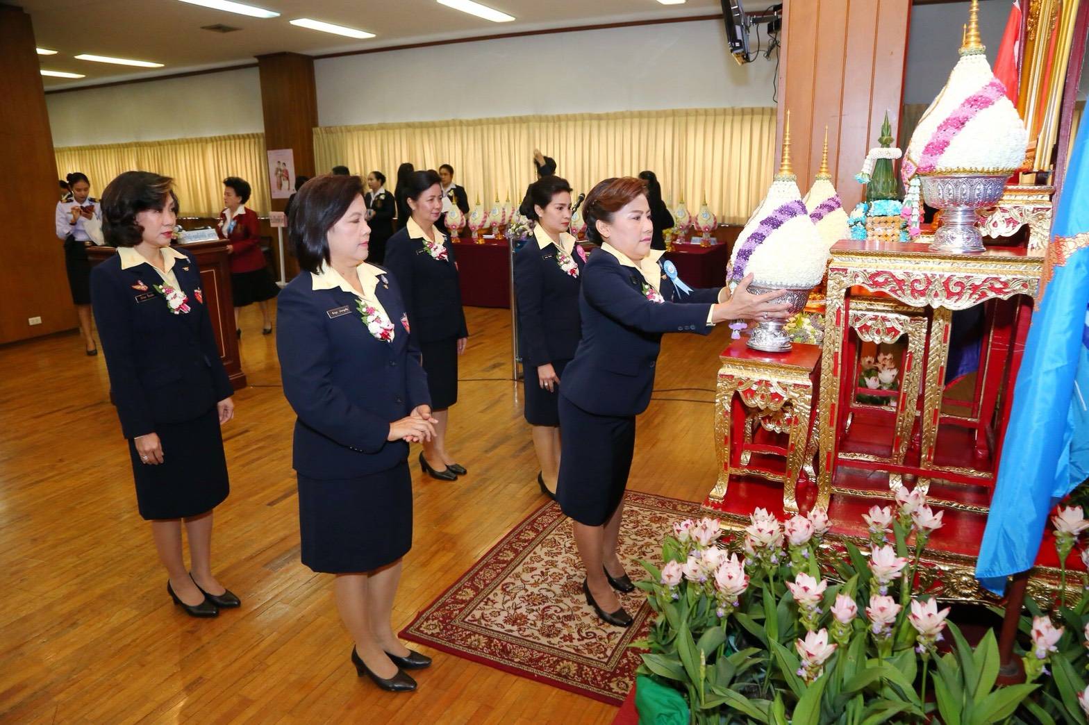 ๐๘๕ เมื่อวันที่ ๑ สิงหาคม ๒๕๖๑ คุณธิดา ประสานพานิช เป็นผู้แทนนายกสมาคมภริยาฯ พร้อมด้วยคณะกรรมการฯ ร่วมพิธีถวายพานพุ่มราชสักการะ เนื่องในโอกาสสัปดาห์วันแม่แห่งชาติ ประจำปี ๒๕๖๑ เพื่อเป็นการน้อมรำลึกถึงพระมหากรุณาธิคุณ ที่ทรงมีต่อพสกนิกร ณ ห้องประชุม ชั้น ๓ ตึกนวมหาราช สภาสังคมสงเคราะห์