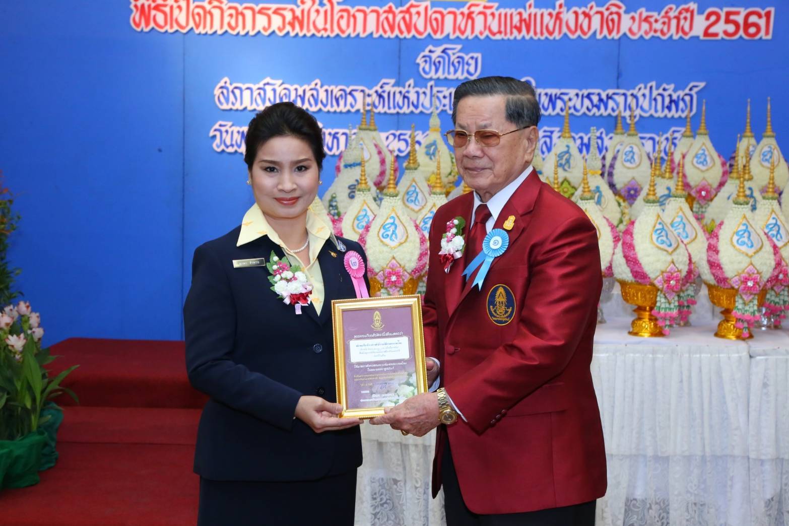 ๐๘๕ เมื่อวันที่ ๑ สิงหาคม ๒๕๖๑ คุณธิดา ประสานพานิช เป็นผู้แทนนายกสมาคมภริยาฯ พร้อมด้วยคณะกรรมการฯ ร่วมพิธีถวายพานพุ่มราชสักการะ เนื่องในโอกาสสัปดาห์วันแม่แห่งชาติ ประจำปี ๒๕๖๑ เพื่อเป็นการน้อมรำลึกถึงพระมหากรุณาธิคุณ ที่ทรงมีต่อพสกนิกร ณ ห้องประชุม ชั้น ๓ ตึกนวมหาราช สภาสังคมสงเคราะห์