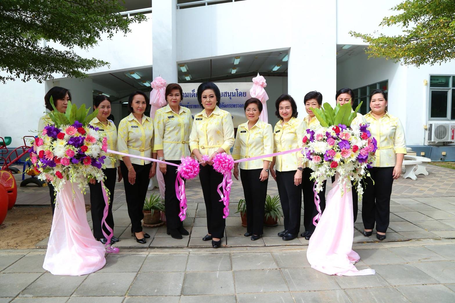 ๐๙๗ เมื่อวันที่ ๒๒ สิงหาคม ๒๕๖๑ นายกสมาคมภริยาฯ เป็นประธานมอบอุปกรณ์เด็กเล่น ให้กับ อาคารที่พักอาศัยของสป.พื้นที่ส่วนกลาง ณ อาคารที่พักอาศัย สป.พื้นที่ถนนศรีสมาน