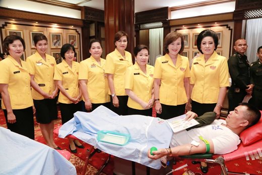 ๐๕๗ เมื่อวันอังคารที่ ๒๗ มีนาคม ๒๕๖๑ คุณนริศรา ทิพยจันทร์ นายกสมาคมภริยาข้าราชการสำนักงานปลัดกระท...