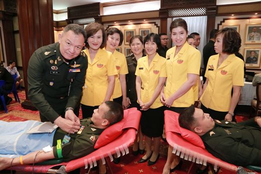 ๐๕๗ เมื่อวันอังคารที่ ๒๗ มีนาคม ๒๕๖๑ คุณนริศรา ทิพยจันทร์ นายกสมาคมภริยาข้าราชการสำนักงานปลัดกระทรวงกลาโหม พร้อมด้วย คณะกรรมการสมาคมฯ ร่วมกิจกรรมบริจาคโลหิต ถวายเป็นพระราชกุศล แด่พระบาทสมเด็จพระจุลจอมเกล้าเจ้าอยู่หัวผู้ทรงพระราชทานกำเนิดกระทรวงกลาโหม เนื่องในวันคล้ายวันสถาปนากระทรวงกลาโหม ประจำปี ๒๕๖๑ ครบ ๑๓๑ ปี ณ ห้องสุรศักดิ์มนตรี ในศาลาว่าการกลาโหม