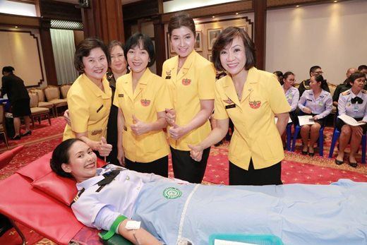 ๐๕๗ เมื่อวันอังคารที่ ๒๗ มีนาคม ๒๕๖๑ คุณนริศรา ทิพยจันทร์ นายกสมาคมภริยาข้าราชการสำนักงานปลัดกระทรวงกลาโหม พร้อมด้วย คณะกรรมการสมาคมฯ ร่วมกิจกรรมบริจาคโลหิต ถวายเป็นพระราชกุศล แด่พระบาทสมเด็จพระจุลจอมเกล้าเจ้าอยู่หัวผู้ทรงพระราชทานกำเนิดกระทรวงกลาโหม เนื่องในวันคล้ายวันสถาปนากระทรวงกลาโหม ประจำปี ๒๕๖๑ ครบ ๑๓๑ ปี ณ ห้องสุรศักดิ์มนตรี ในศาลาว่าการกลาโหม