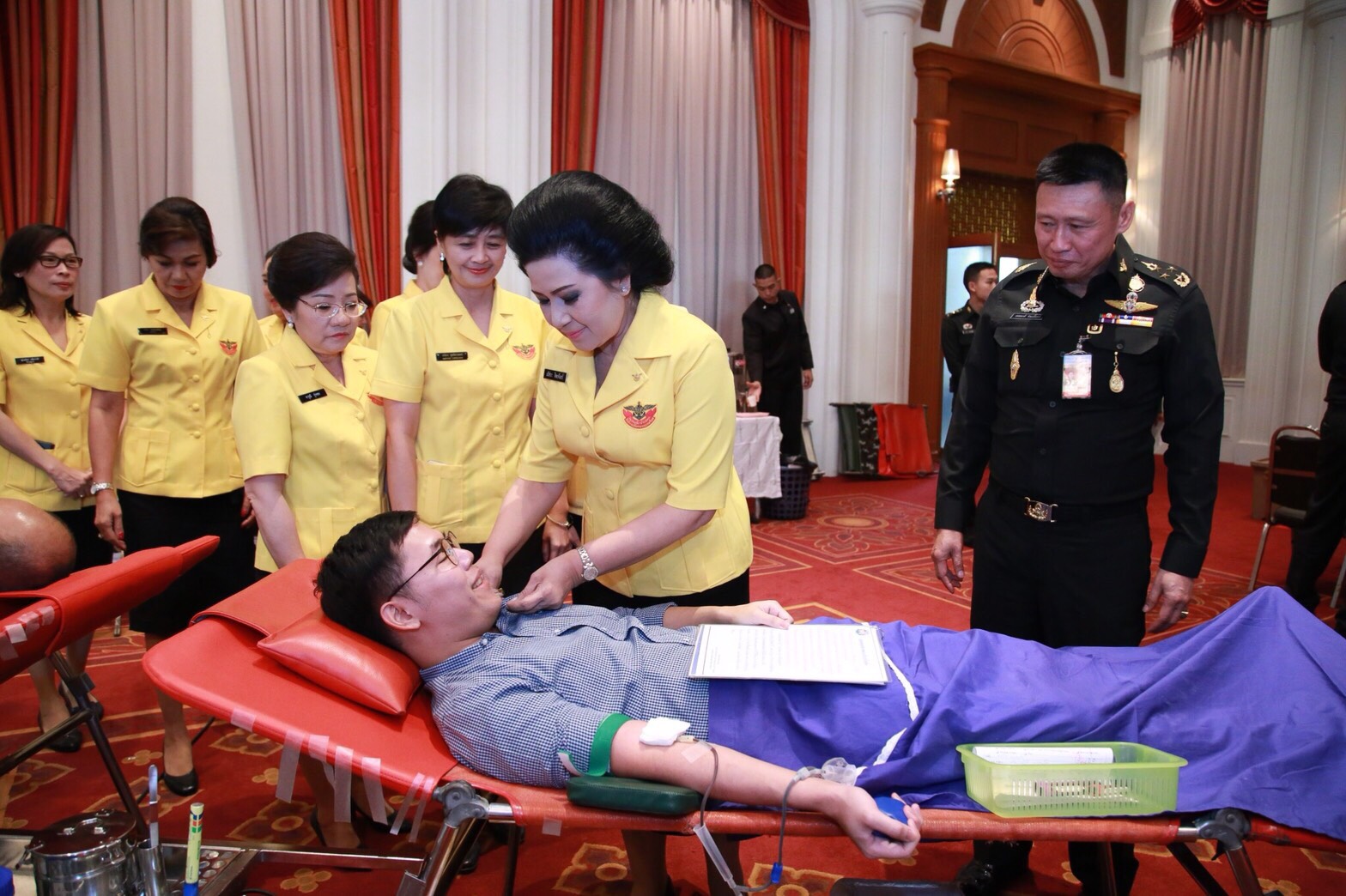 ๐๑๖ เมื่อวันที่ ๒๘ พฤศจิกายน ๒๕๖๐ นายกสมาคมภริยาฯ พร้อมด้วยคณะกรรมการฯ ร่วมกิจกรรมบริจาคโลหิตเพื่อถวายเป็นพระราชกุศล เนื่องในวันคล้ายวันเฉลิมพระชนมพรรษา พระบาทสมเด็จพระปรมินทรมหาภูมิพลอดุลยเดช บรมนาถบพิตร ณ ห้องพินิตประชานาถ ในศาลาว่าการกลาโหม