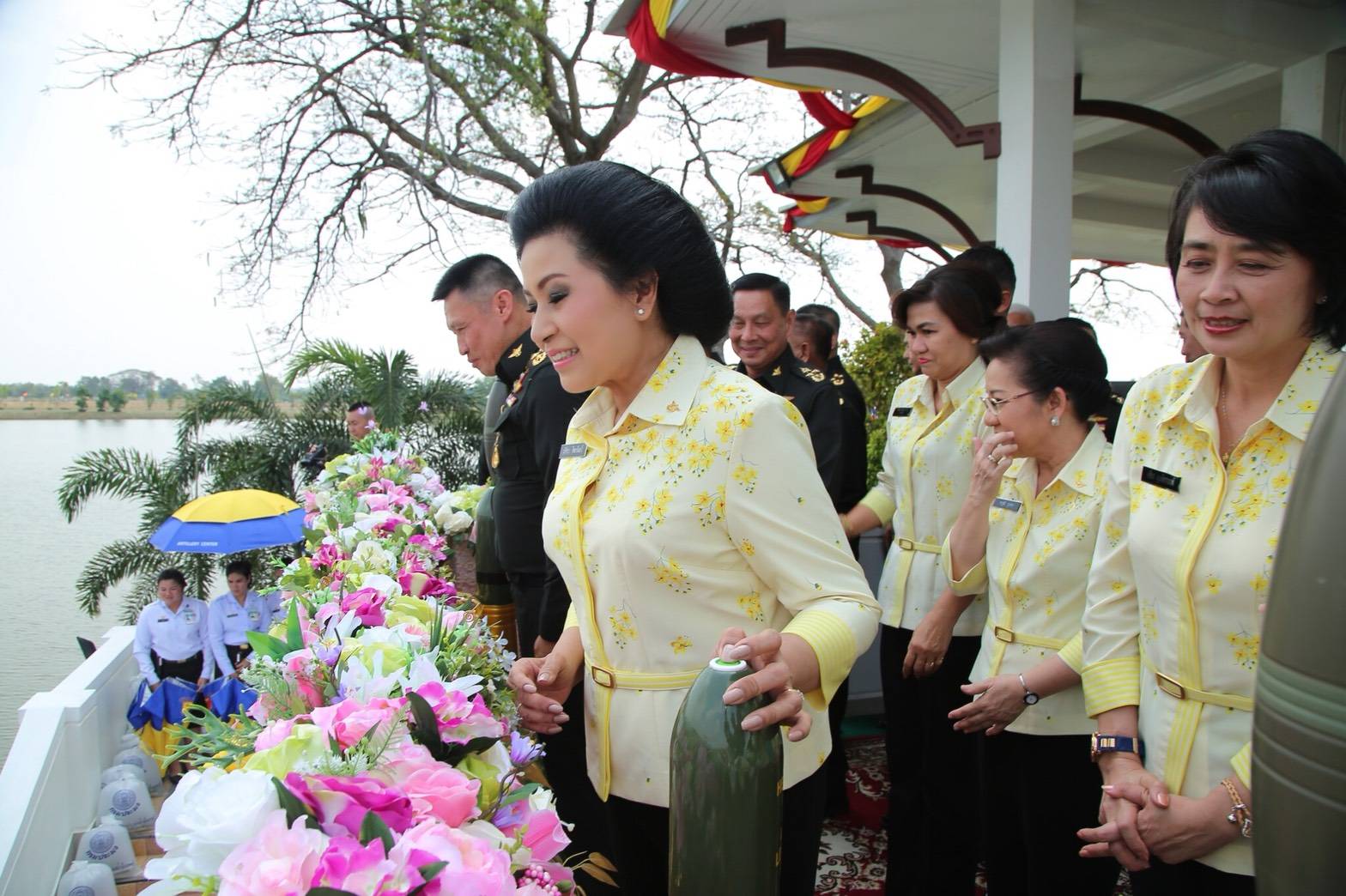 ๐๕๑ เมื่อวันที่ ๒๐ กุมภาพันธ์ ๒๕๖๑ นายกสมาคมภริยาฯ พร้อมด้วยคณะกรรมการสมาคมฯ เดินทางไปตรวจเยี่ยมโครงการต่างๆ ตามนโยบาย ดำเนินการเพื่อช่วยเหลือ ดูแล ครอบครัวกำลังพล ของสำนักงานปลัดกระทรวงกลาโหม ในพื้นที่ของหน่วย ศอว.ศอพท. จ.ลพบุรี
