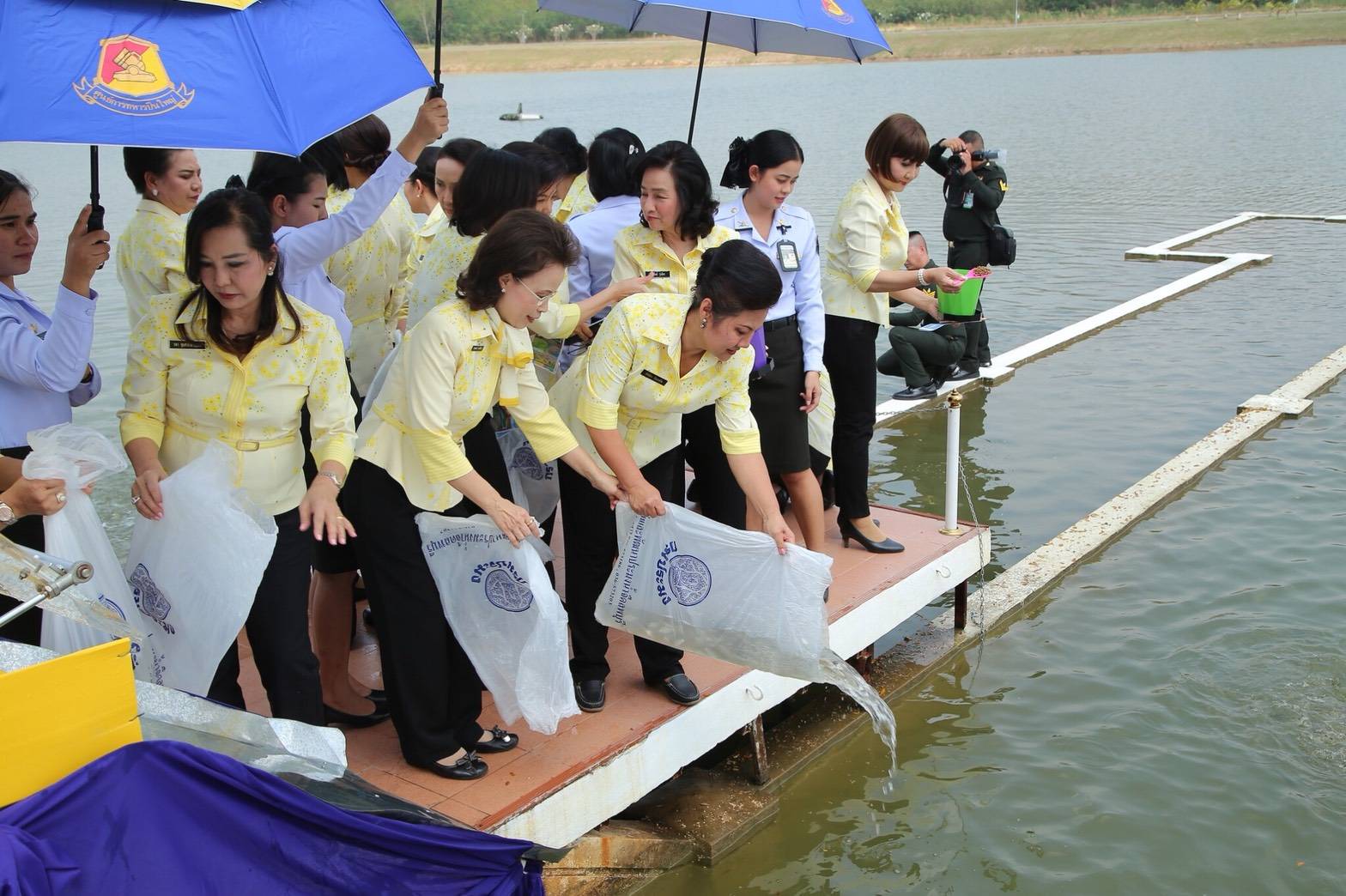 ๐๕๑ เมื่อวันที่ ๒๐ กุมภาพันธ์ ๒๕๖๑ นายกสมาคมภริยาฯ พร้อมด้วยคณะกรรมการสมาคมฯ เดินทางไปตรวจเยี่ยมโครงการต่างๆ ตามนโยบาย ดำเนินการเพื่อช่วยเหลือ ดูแล ครอบครัวกำลังพล ของสำนักงานปลัดกระทรวงกลาโหม ในพื้นที่ของหน่วย ศอว.ศอพท. จ.ลพบุรี