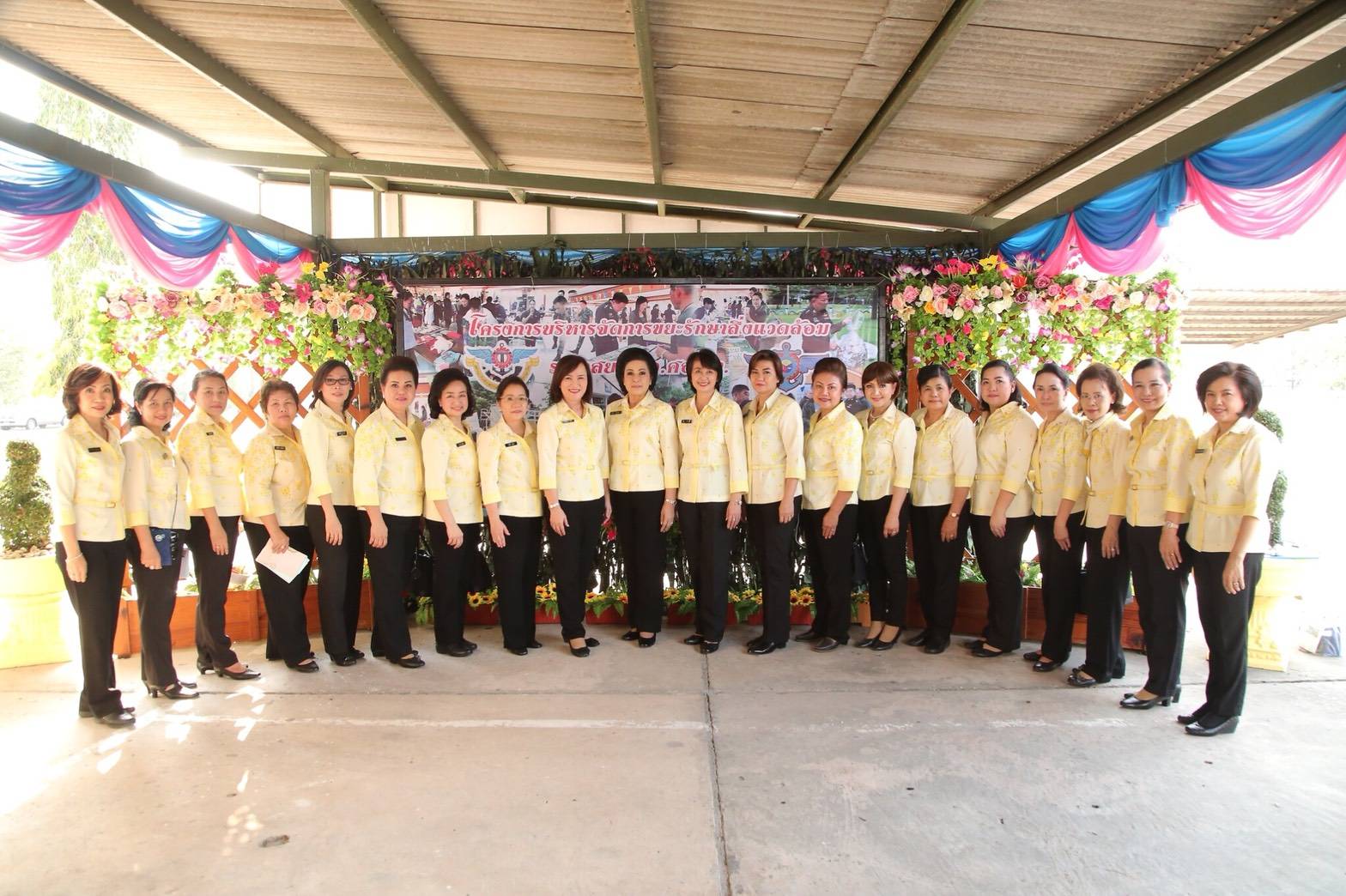 ๐๕๑ เมื่อวันที่ ๒๐ กุมภาพันธ์ ๒๕๖๑ นายกสมาคมภริยาฯ พร้อมด้วยคณะกรรมการสมาคมฯ เดินทางไปตรวจเยี่ยมโครงการต่างๆ ตามนโยบาย ดำเนินการเพื่อช่วยเหลือ ดูแล ครอบครัวกำลังพล ของสำนักงานปลัดกระทรวงกลาโหม ในพื้นที่ของหน่วย ศอว.ศอพท. จ.ลพบุรี