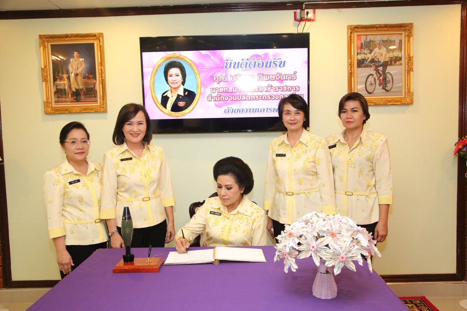 ๐๕๑ เมื่อวันที่ ๒๐ กุมภาพันธ์ ๒๕๖๑ นายกสมาคมภริยาฯ พร้อมด้วยคณะกรรมการสมาคมฯ เดินทางไปตรวจเยี่ยมโครงการต่างๆ ตามนโยบาย ดำเนินการเพื่อช่วยเหลือ ดูแล ครอบครัวกำลังพล ของสำนักงานปลัดกระทรวงกลาโหม ในพื้นที่ของหน่วย ศอว.ศอพท. จ.ลพบุรี