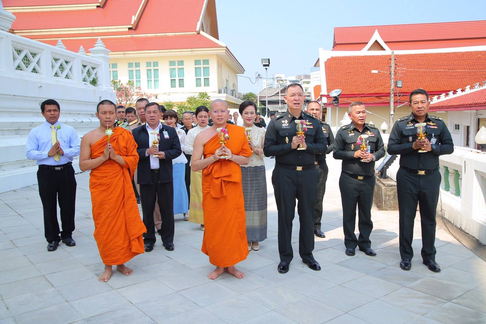 ๐๕๔ เมื่อวันที่ ๒๘ กุมภาพันธ์ ๒๕๖๑ คุณวิไลวรรณ นาเงิน อุปนายกสมาคมภริยาข้าราชการสำนักงานปลัดกระทรวงกลาโหม เป็นผู้แทนนายกสมาคมฯ พร้อมด้วย คณะกรรมการสมาคมฯ ร่วมกิจกรรมส่งเสริมคุณธรรมจริยธรรม เนื่องในเทศกาลมาฆบูชา ประจำปี ๒๕๖๑