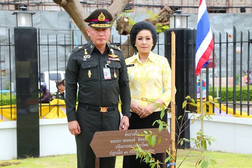 ๐๗๘ เมื่อวันที่ ๑๖ กรกฎาคม ๒๕๖๑ นายกสมาคมภริยาฯ พร้อมด้วยคณะกรรมการสมาคมฯ ร่วมกิจกรรมปลูก"ต้นรวงผึ้ง"เฉลิมพระเกียรติ เนื่องในโอกาสมหามงคลเฉลิมพระชนมพรรษา สมเด็จพระเจ้าอยู่หัวมหาวชิราลงกรณ บดินทรเทพยวรางกูร ๖๖พรรษา