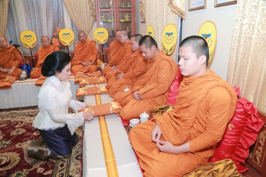 ๐๖๐ เมื่อวันพฤหัสบดีที่ ๑๙ เมษายน ๒๕๖๑ สมาคมภริยาข้าราชการสำนักงานปลัดกระทรวงกลาโหม จัดกิจกรรมสืบสานประเพณีไทย เนื่องในเทศกาลวันสงกรานต์ มีพิธีทำบุญเลี้ยงพระ สรงน้ำพระและรดน้ำขอพร คุณนริศรา ทิพยจันทร์ นายกสมาคมภริยาข้าราชการสำนักงานปลัดกระทรวงกลาโหมและอุปนายกสมาคมฯ เพื่อสืบสานประเพณีอันดีงามของไทย ณ ที่ทำการสมาคมฯ กรมการพลังงานทหาร ศูนย์การอุตสาหกรรมป้องกันประเทศและพลังงานทหาร เขตราชเทวี กรุงเทพฯ