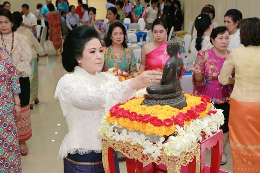 ๐๖๐ เมื่อวันพฤหัสบดีที่ ๑๙ เมษายน ๒๕๖๑ สมาคมภริยาข้าราชการสำนักงานปลัดกระทรวงกลาโหม จัดกิจกรรมสืบสานประเพณีไทย เนื่องในเทศกาลวันสงกรานต์ มีพิธีทำบุญเลี้ยงพระ สรงน้ำพระและรดน้ำขอพร คุณนริศรา ทิพยจันทร์ นายกสมาคมภริยาข้าราชการสำนักงานปลัดกระทรวงกลาโหมและอุปนายกสมาคมฯ เพื่อสืบสานประเพณีอันดีงามของไทย ณ ที่ทำการสมาคมฯ กรมการพลังงานทหาร ศูนย์การอุตสาหกรรมป้องกันประเทศและพลังงานทหาร เขตราชเทวี กรุงเทพฯ