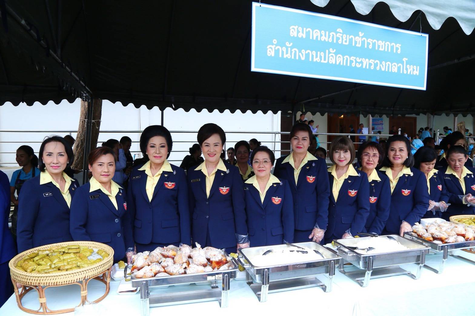 ๐๘๙ เมื่อวันที่ ๙ สิงหาคม ๒๕๖๑ นายกสมาคมภริยาฯ พร้อมด้วย คณะกรรมการฯ ร่วมกิจกรรมเฉลิมพระเกียรติ สมเด็จพระนางเจ้าสิริกิติ์ พระบรมราชินีนาถ ในรัชกาลที่ ๙ เนื่องในโอกาสวันเฉลิมพระชนมพรรษา ๘๖ พรรษา ๑๒ สิงหาคม ๒๕๖๑ ณ แหล่งชุมนุมนายทหาร ร.พ.พระมงกุฏเกล้า กรุงเทพฯ