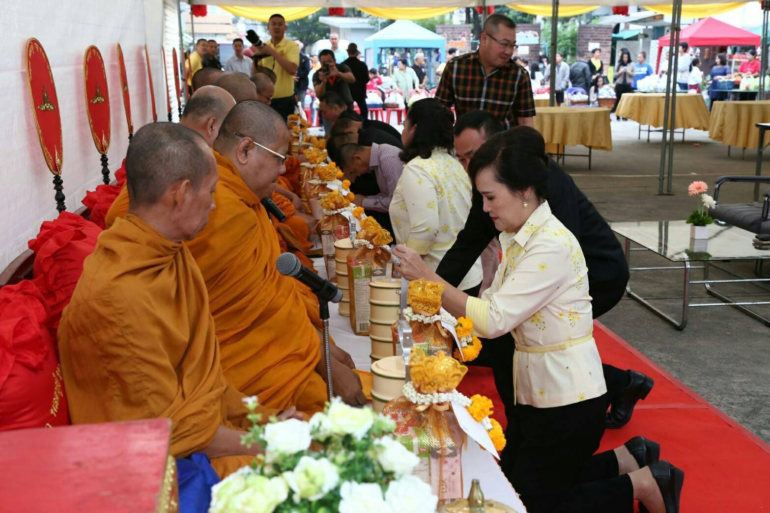 ๐๓๙ เมื่อวันที่ ๑๓ มกราคม ๒๕๖๑ คุณวิไลวรรณ นาเงิน อุปนายกสมาคมภริยาฯ เป็นผู้แทนนายกสมาคมฯ พร้อมด้วยคณะกรรมการสมาคมฯ ร่วมงานวันเด็กแห่งชาติ ประจำปี ๒๕๖๑ ณ บริเวณบ้านพักอาศัยพื้นที่ถนนประชาชื่น