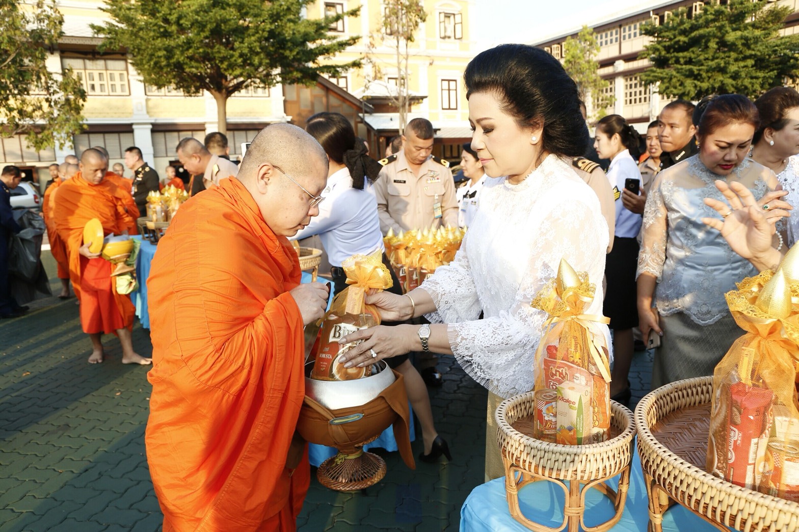 ๐๓๒ เมื่อวันที่ ๔ มกราคม ๒๕๖๑ นายกสมาคมภริยาฯ พร้อมด้วยคณะกรรมการสมาคมฯ ร่วมพิธีทำบุญตักบาตร...