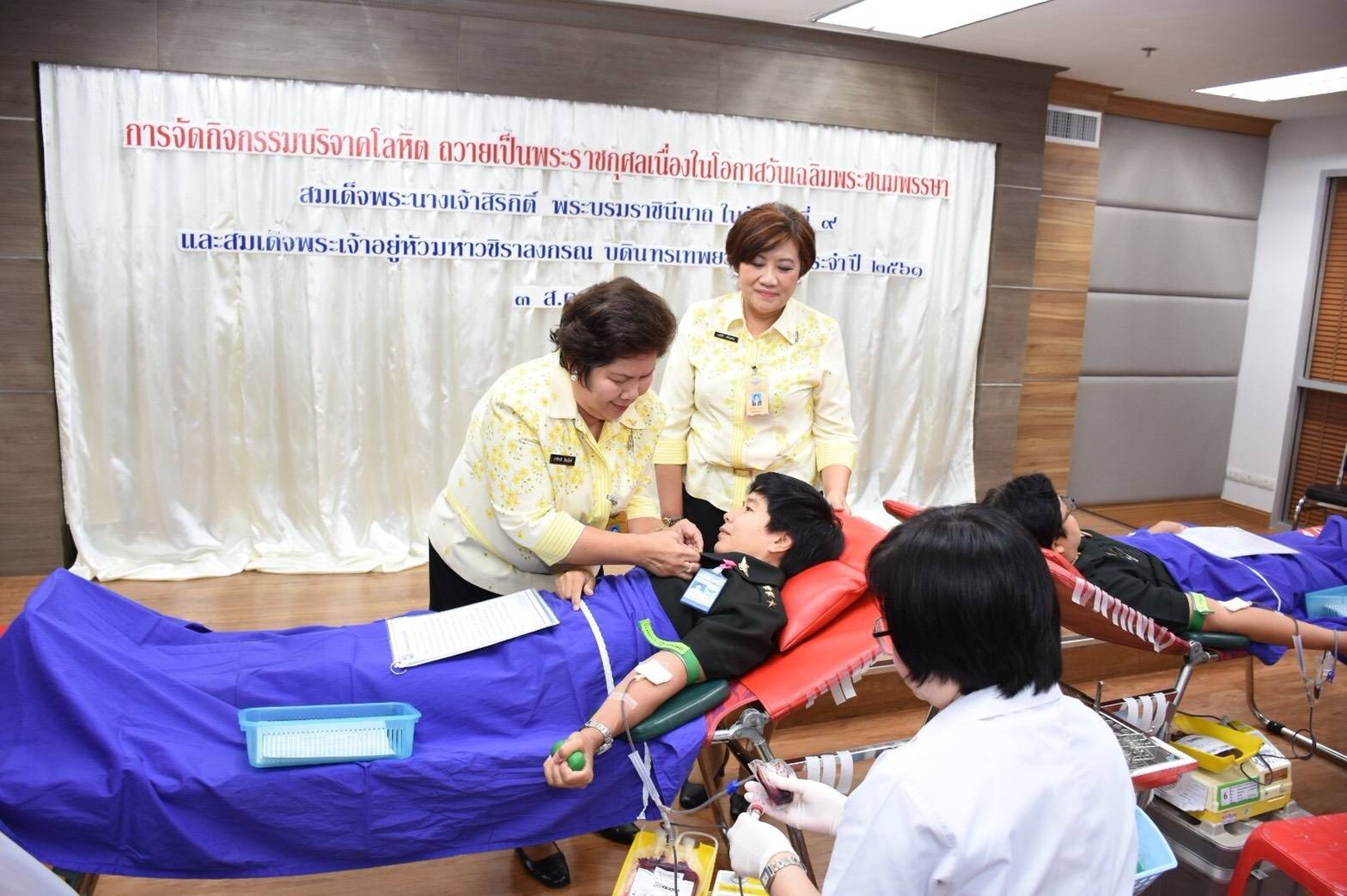 ๐๘๗ เมื่อวันที่ ๓ สิงหาคม ๒๕๖๑ คุณธนพร พฤกษาไพรบูลย์ เป็นผู้แทนนายกสมาคมภริยาฯ พร้อมด้วยคณะกรรมการฯ ร่วมกิจกรรมบริจาคโลหิต ถวายเป็นพระราชกุศลเนื่องในโอกาสวันเฉลิมพระชนมพรรษา สมเด็จพระเจ้าสิริกิติ์ พระบรมราชินีนาถ ในรัชกาลที่ ๙ และสมเด็จพระเจ้าอยู่หัว มหาวชิราลงกรณ บดินทรเทพยวรางกูร ประจำปี ๒๕๖๑ ณ ห้องสนผ.กห. ชั้น ๑ อาคารสำนักงานปลัดกระทรวงกลาโหม พื้นที่ถนนศรีสมาน