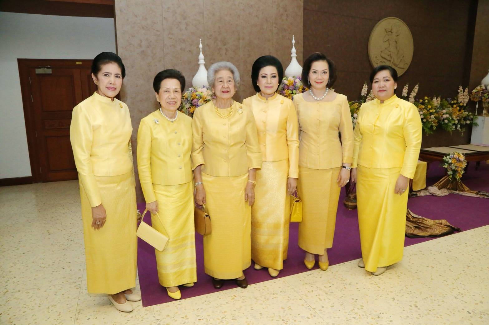 ๐๗๓ เมื่อวันที่ ๒๖ มิถุนายน ๒๕๖๑ นายกสมาคมภริยาฯ พร้อมด้วยคณะกรรมการฯ ร่วมพิธีมอบบทเพลงเฉลิมพระเกียรติ สมเด็จพระเจ้าอยู่หัวมหาวชิราลงกรณ บดินทรเทพยวรางกูร ณ หอประชุม กรมประชาสัมพันธ์
