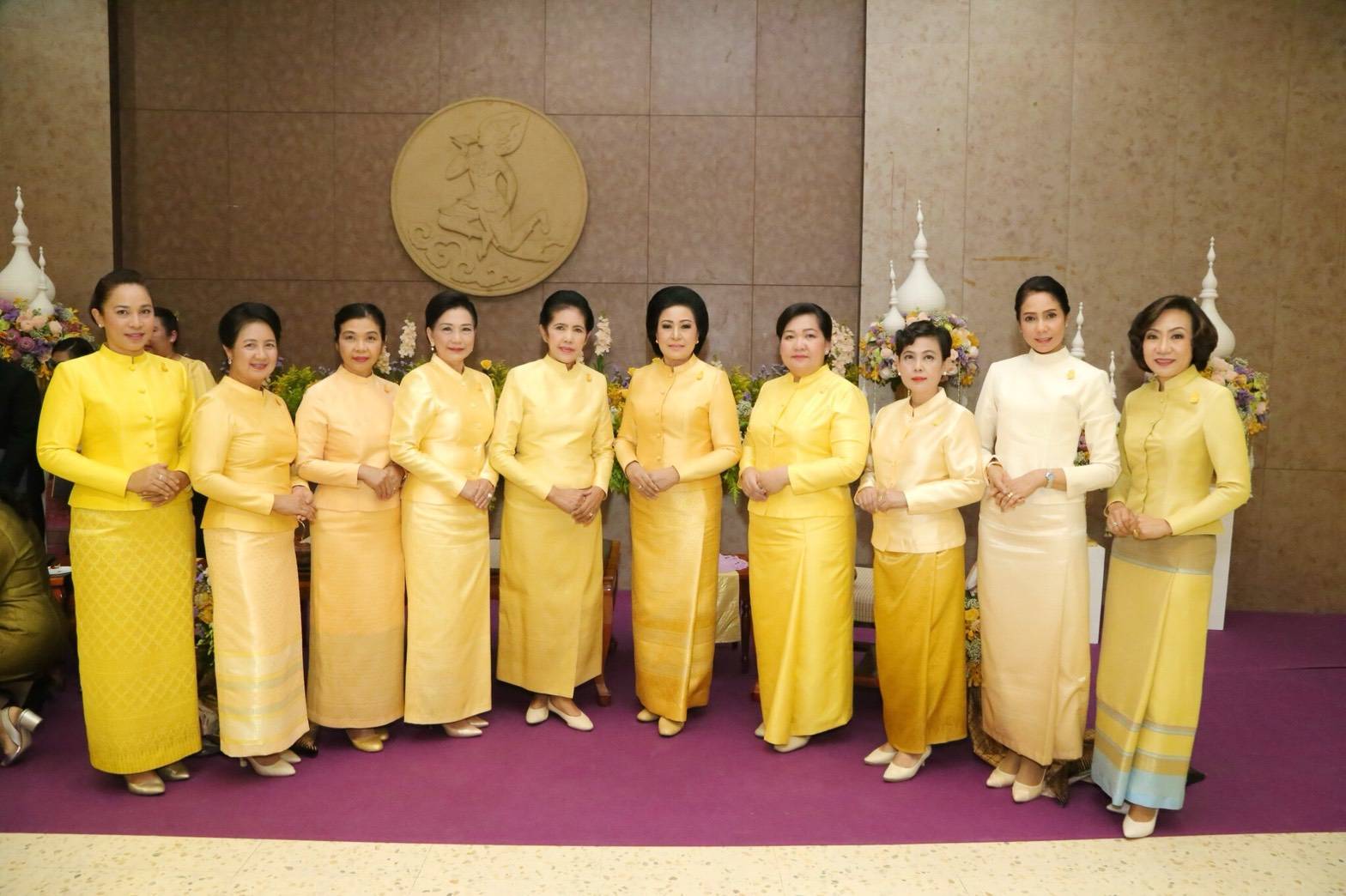๐๗๓ เมื่อวันที่ ๒๖ มิถุนายน ๒๕๖๑ นายกสมาคมภริยาฯ พร้อมด้วยคณะกรรมการฯ ร่วมพิธีมอบบทเพลงเฉลิมพระเกียรติ สมเด็จพระเจ้าอยู่หัวมหาวชิราลงกรณ บดินทรเทพยวรางกูร ณ หอประชุม กรมประชาสัมพันธ์
