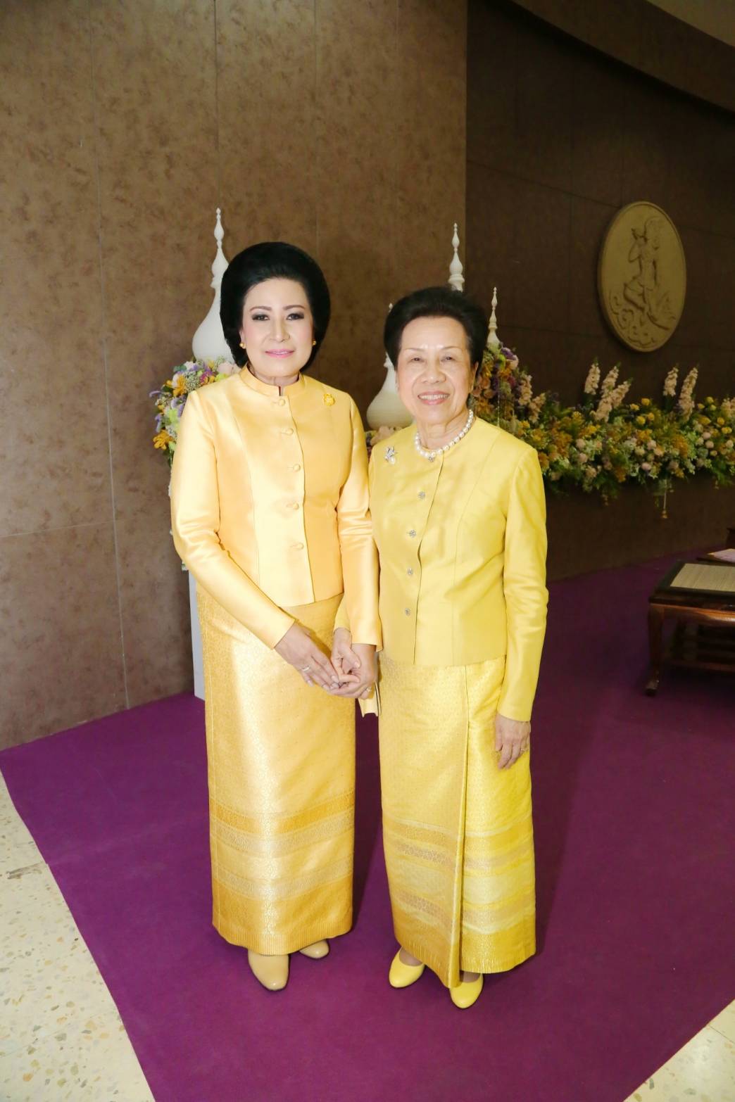 ๐๗๓ เมื่อวันที่ ๒๖ มิถุนายน ๒๕๖๑ นายกสมาคมภริยาฯ พร้อมด้วยคณะกรรมการฯ ร่วมพิธีมอบบทเพลงเฉลิมพระเกียรติ สมเด็จพระเจ้าอยู่หัวมหาวชิราลงกรณ บดินทรเทพยวรางกูร ณ หอประชุม กรมประชาสัมพันธ์