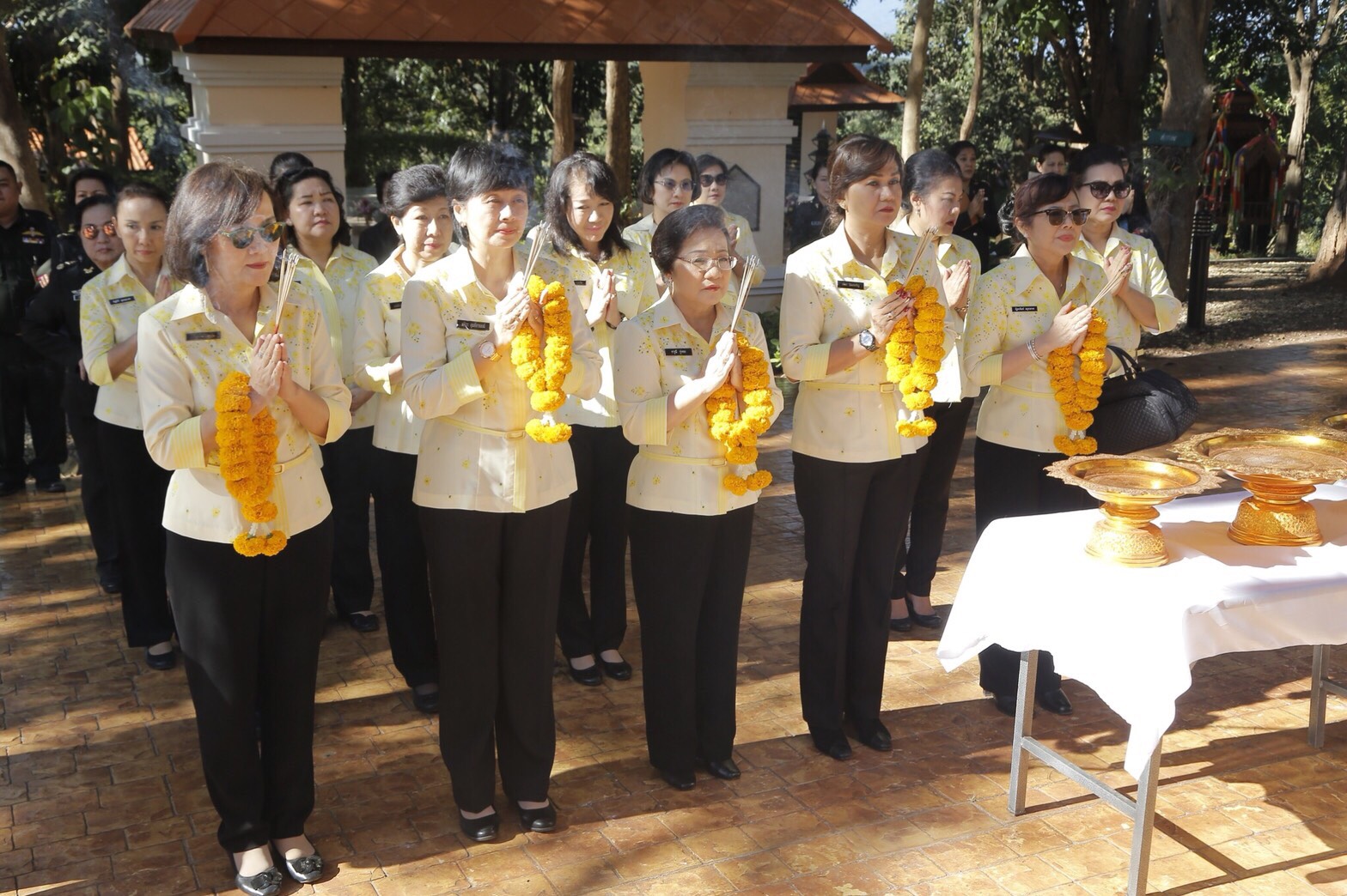 ๐๒๒ เมื่อวันที่ ๑๓ ธันวาคม ๒๕๖๐ นายกสมาคมภริยาฯ พร้อมด้วยคณะกรรมการฯ เดินทางไปตรวจเยี่ยมและติดตามการดำเนินงาน โครงการสายใยรักษ์:เพื่อคนพิเศษ โครงการศูนย์ส่งเสริมการเรียนรู้ฯ ที่ ศพปน.พท.ศอพท.อ.ฝาง จ.เชียงใหม่