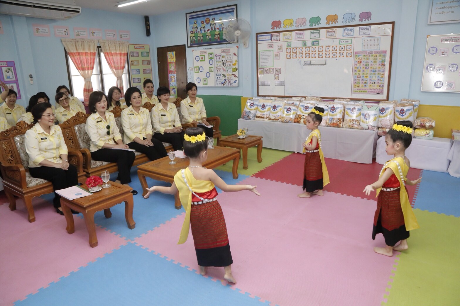 ๐๒๒ เมื่อวันที่ ๑๓ ธันวาคม ๒๕๖๐ นายกสมาคมภริยาฯ พร้อมด้วยคณะกรรมการฯ เดินทางไปตรวจเยี่ยมและติดตามการดำเนินงาน โครงการสายใยรักษ์:เพื่อคนพิเศษ โครงการศูนย์ส่งเสริมการเรียนรู้ฯ ที่ ศพปน.พท.ศอพท.อ.ฝาง จ.เชียงใหม่