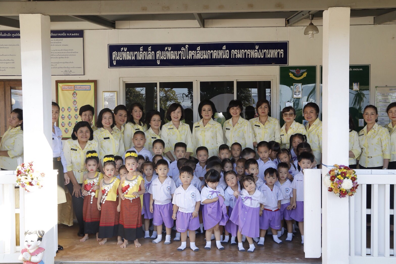 ๐๒๒ เมื่อวันที่ ๑๓ ธันวาคม ๒๕๖๐ นายกสมาคมภริยาฯ พร้อมด้วยคณะกรรมการฯ เดินทางไปตรวจเยี่ยมและติดตามการดำเนินงาน โครงการสายใยรักษ์:เพื่อคนพิเศษ โครงการศูนย์ส่งเสริมการเรียนรู้ฯ ที่ ศพปน.พท.ศอพท.อ.ฝาง จ.เชียงใหม่