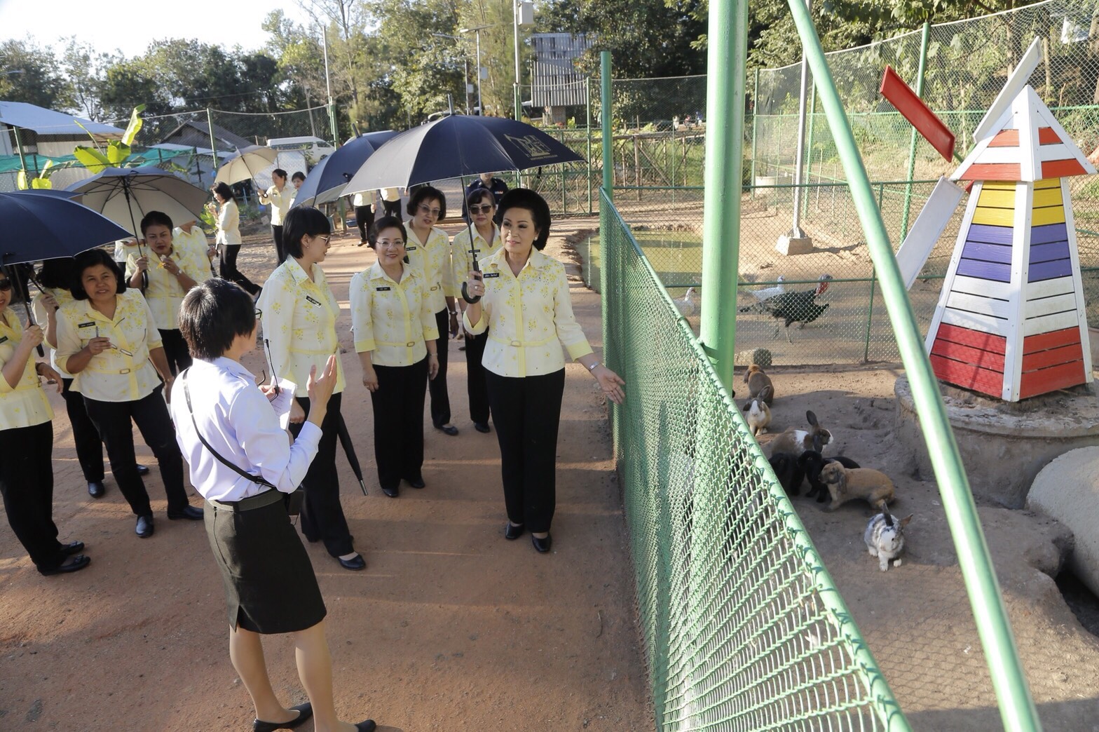 ๐๒๒ เมื่อวันที่ ๑๓ ธันวาคม ๒๕๖๐ นายกสมาคมภริยาฯ พร้อมด้วยคณะกรรมการฯ เดินทางไปตรวจเยี่ยมและติดตามการดำเนินงาน โครงการสายใยรักษ์:เพื่อคนพิเศษ โครงการศูนย์ส่งเสริมการเรียนรู้ฯ ที่ ศพปน.พท.ศอพท.อ.ฝาง จ.เชียงใหม่