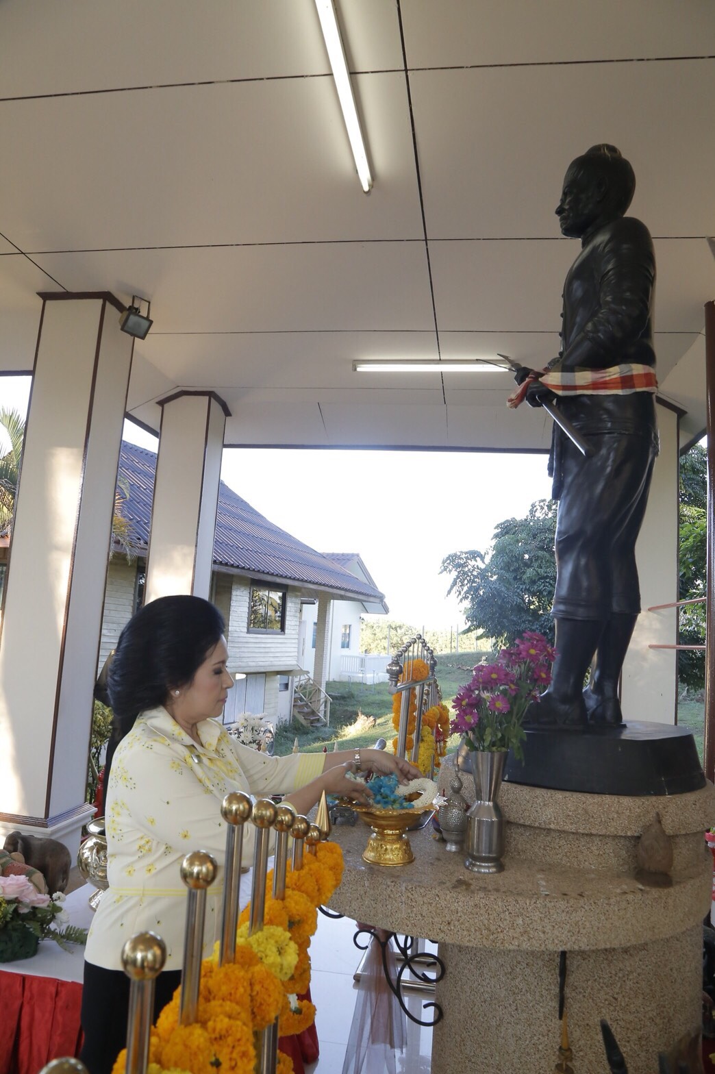 ๐๒๒ เมื่อวันที่ ๑๓ ธันวาคม ๒๕๖๐ นายกสมาคมภริยาฯ พร้อมด้วยคณะกรรมการฯ เดินทางไปตรวจเยี่ยมและติดตามการดำเนินงาน โครงการสายใยรักษ์:เพื่อคนพิเศษ โครงการศูนย์ส่งเสริมการเรียนรู้ฯ ที่ ศพปน.พท.ศอพท.อ.ฝาง จ.เชียงใหม่